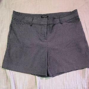 The Limitted Black and White Women Shorts 5in Inseam